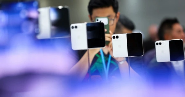 苹果首款折叠屏iPhone Duo越南预订数小时售罄 · 报道配图