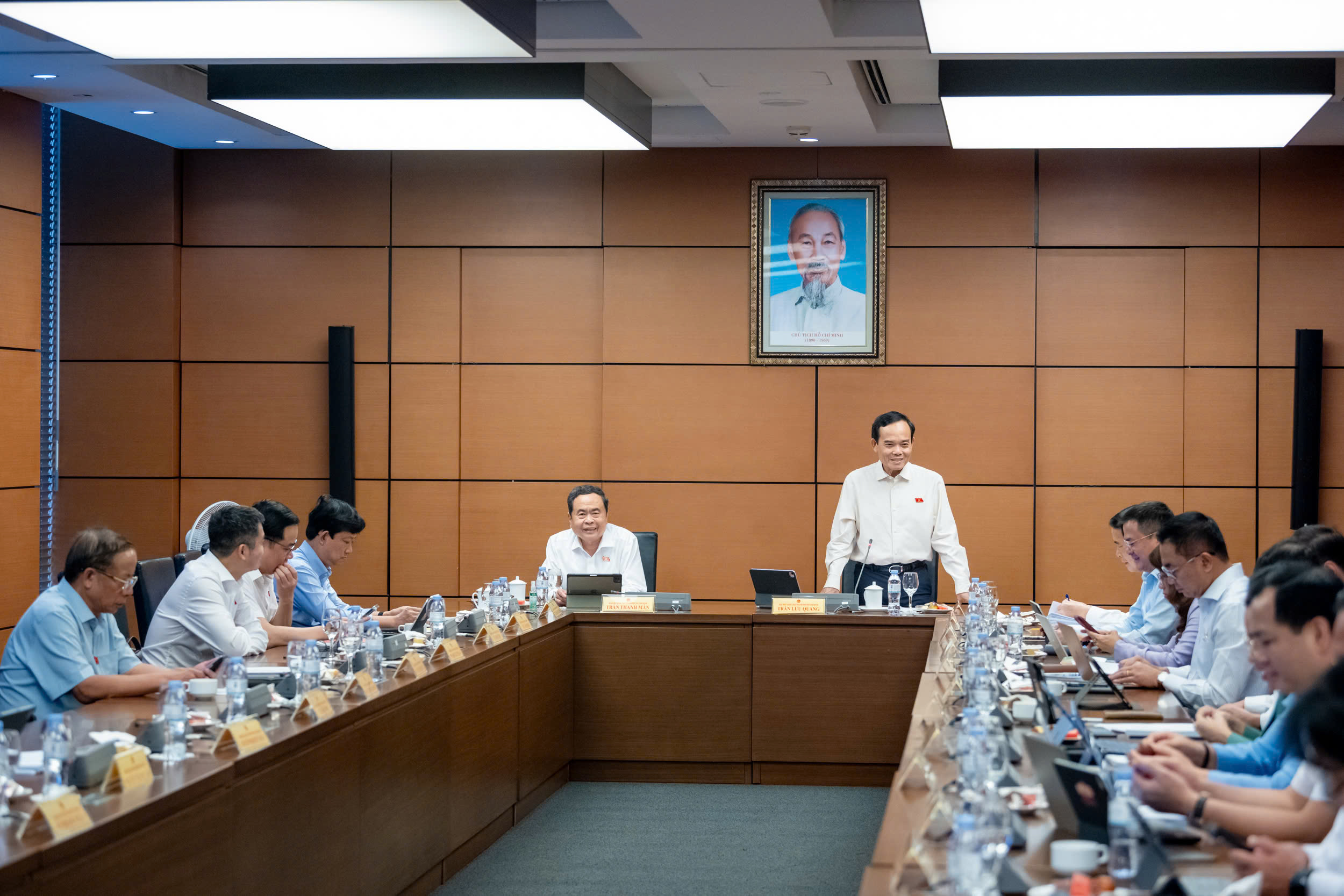 国会主席陈青敏、胡志明市市委书记陈留光出席讨论会