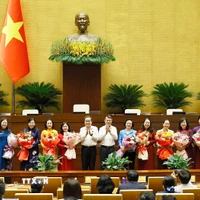 国会主席陈青敏与总理黎明兴向第十六届国会女代表献花,庆祝越南妇女节10月20日