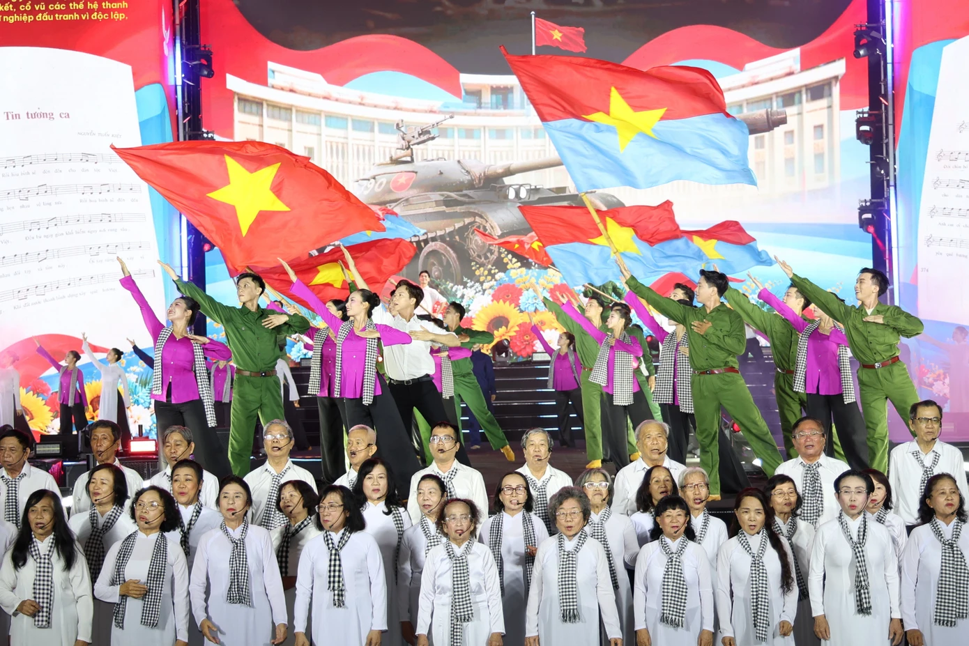 胡志明市青聯會紀念成立70週年並表彰71名青年骨幹 · 報道配圖