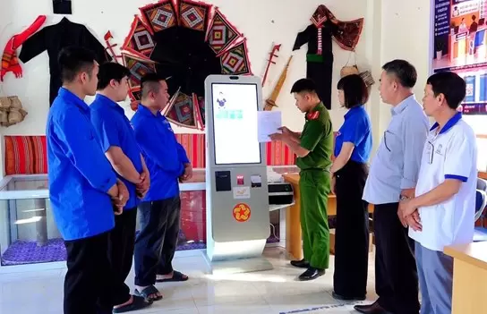山羅省Chiềng Cơi坊為社區數字轉型小組培訓在線公共服務操作