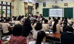 河内一些初中用英语教授自然科学课程。示意图