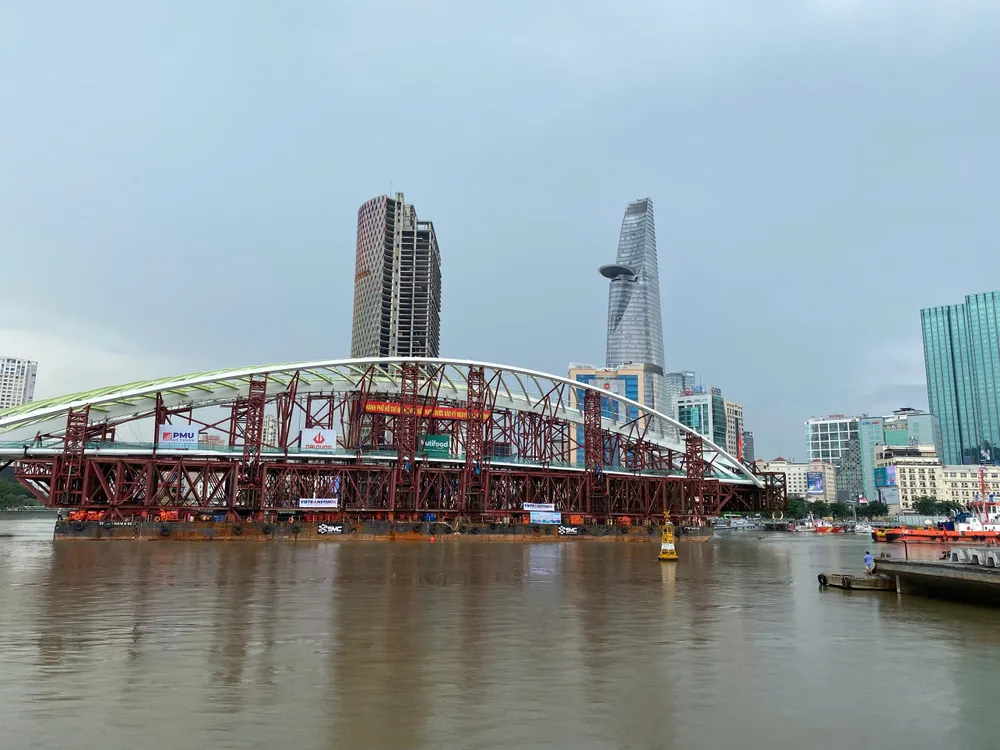 西贡河步行桥主跨拖航124公里抵达白藤码头 · 报道配图