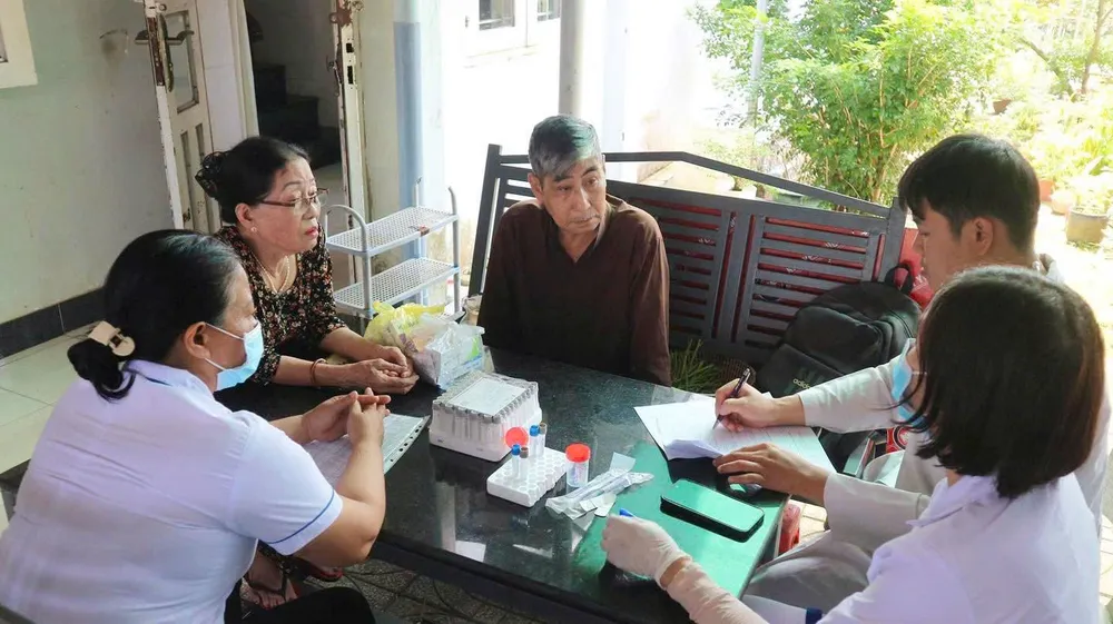 胡志明市新成坊医疗站为居民提供上门诊疗服务 · 报道配图