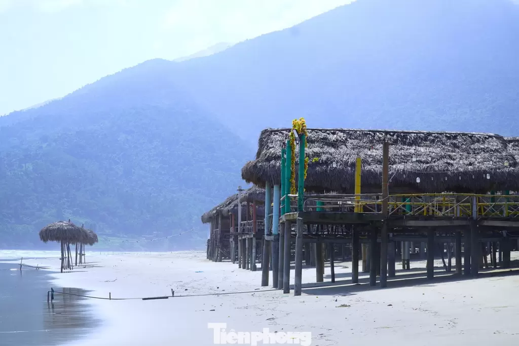 顺化陵姑湾6家餐馆承诺10月31日前自拆侵占海滩建筑 · 报道配图