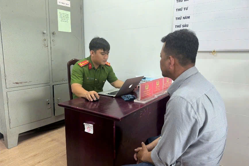 芹苴两男子伪造摩托车失窃现场被警方识破 · 报道配图