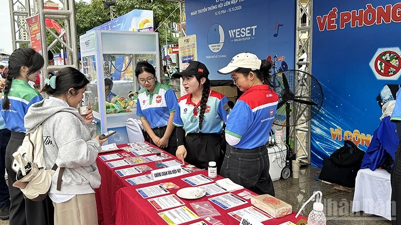 胡志明市青年聯合會辦70週年活動並啟動扶貧與交通安全項目 · 報道配圖