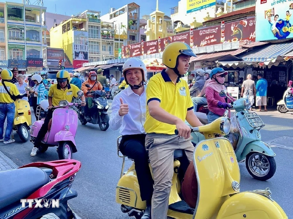 游客乘坐Vespa游览胡志明市