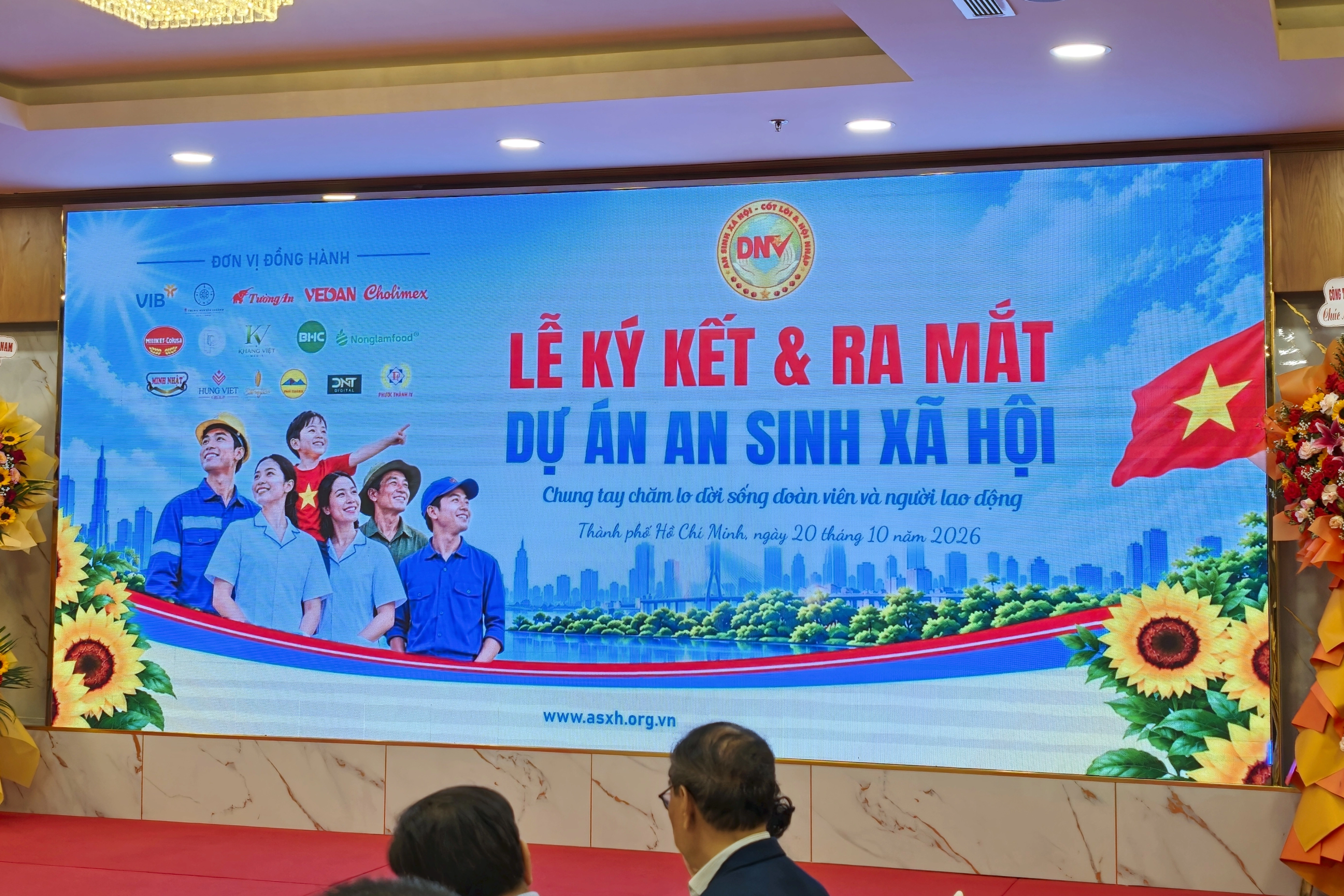 胡志明市启动劳动者社会福利购物项目，拟两月内推出应用 · 报道配图