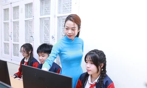 越南國會討論學校合併 內政部長稱“超級學校”管理或超負荷 · 報道配圖