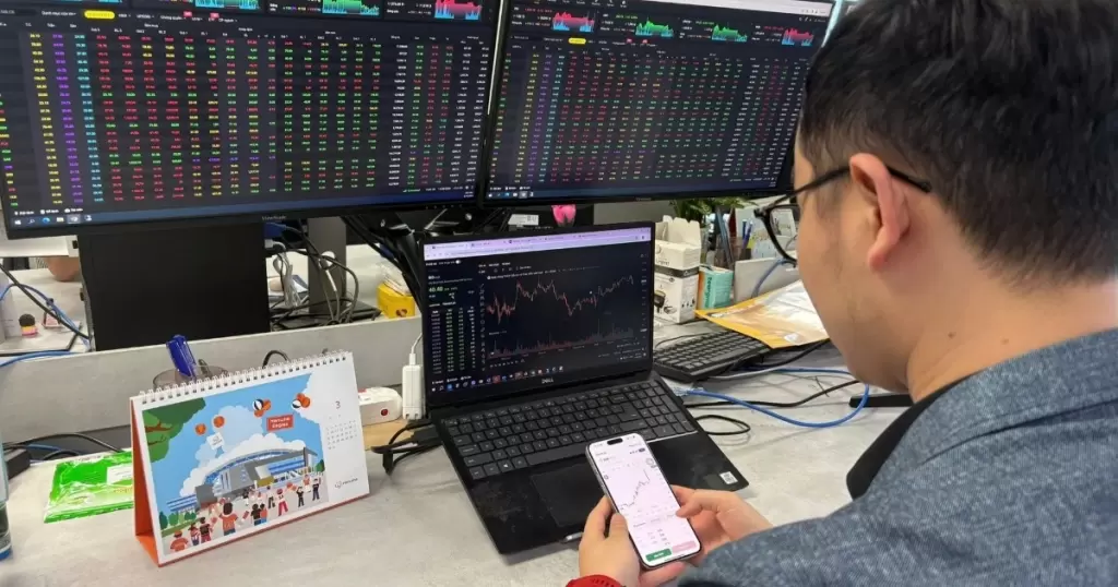 越南股市估值走低但资金观望,外资年内净卖出逾115.5万亿越盾