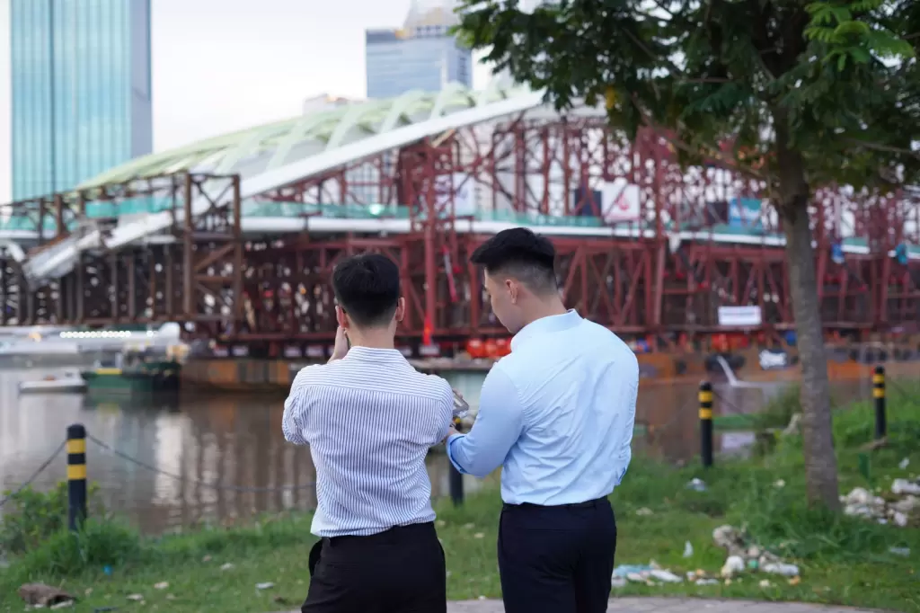 胡志明市市民涌向白藤码头，惊叹于前所未见的景象。