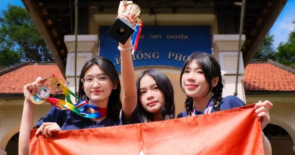 胡志明市黎鸿峰专中夺得Trường Teen 2026辩论赛冠军
