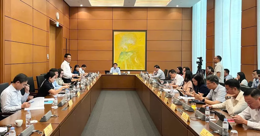 越南国会分组讨论2027年增长目标与公共投资拨付