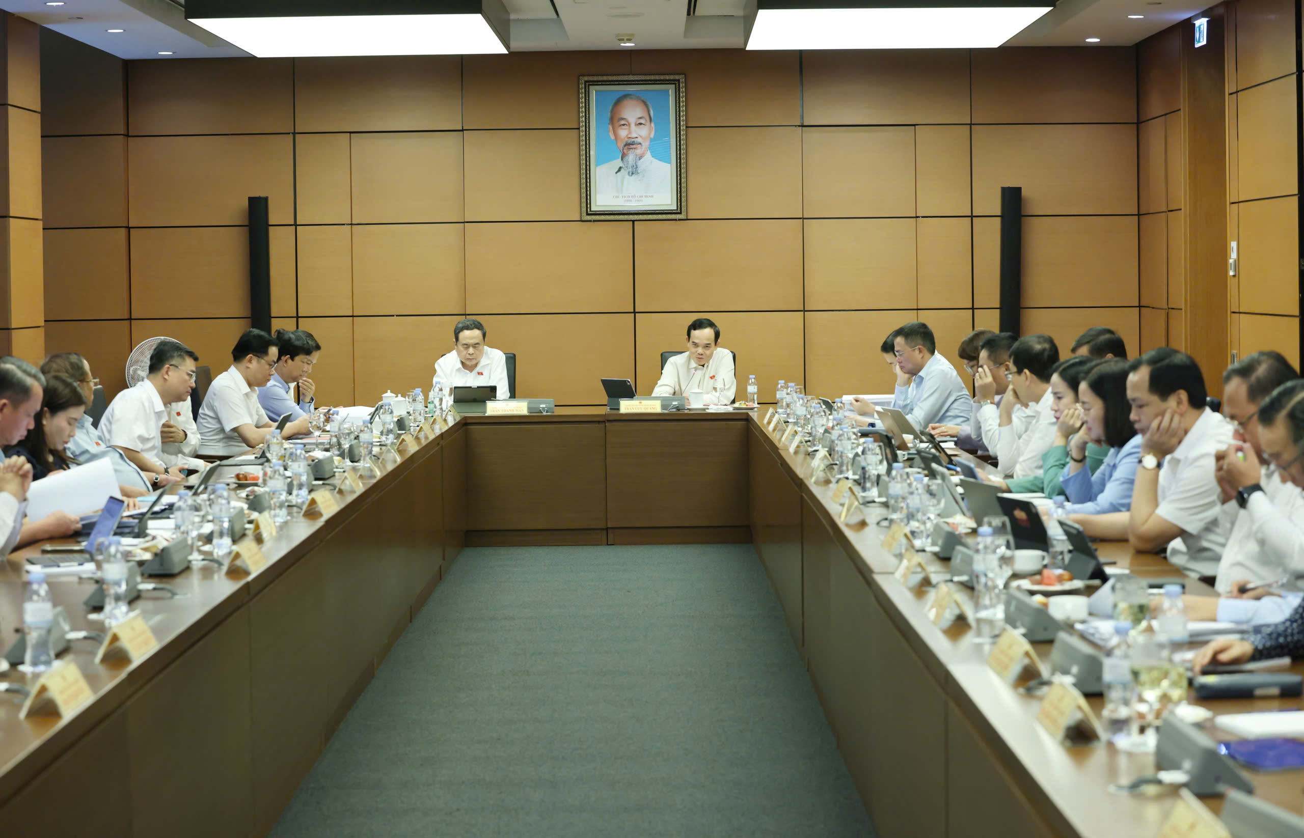 国会代表建议通过激发爱国心动员工程债券