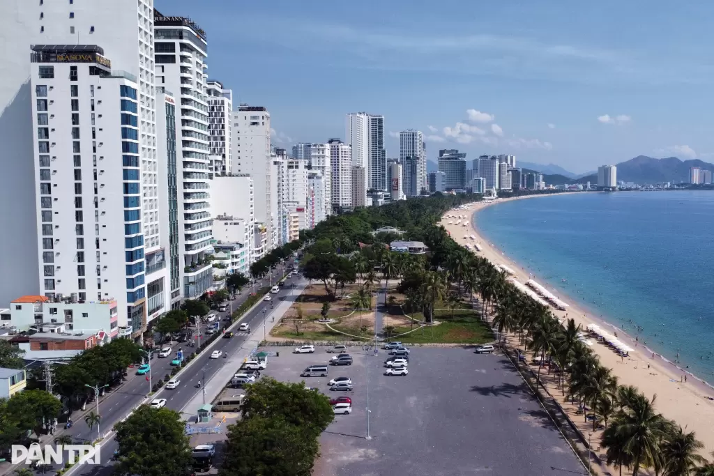 芽庄海滨设数千平方米免费停车场,仅限客车与私家车停放 · 报道配图