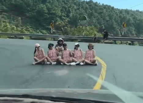 岘港警方处罚六名在盘山公路弯道中坐地拍照的女性 · 报道配图