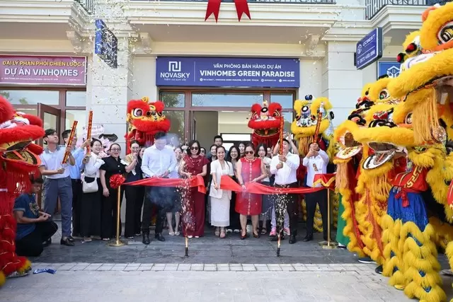芹耶Vinhomes項目逾60家銷售辦公室在Vịnh Tiên集中開業 · 報道配圖
