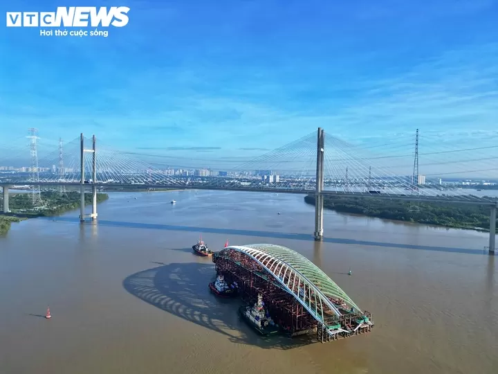 西贡河步行桥3400吨主跨拖航经平庆桥驶向白藤码头