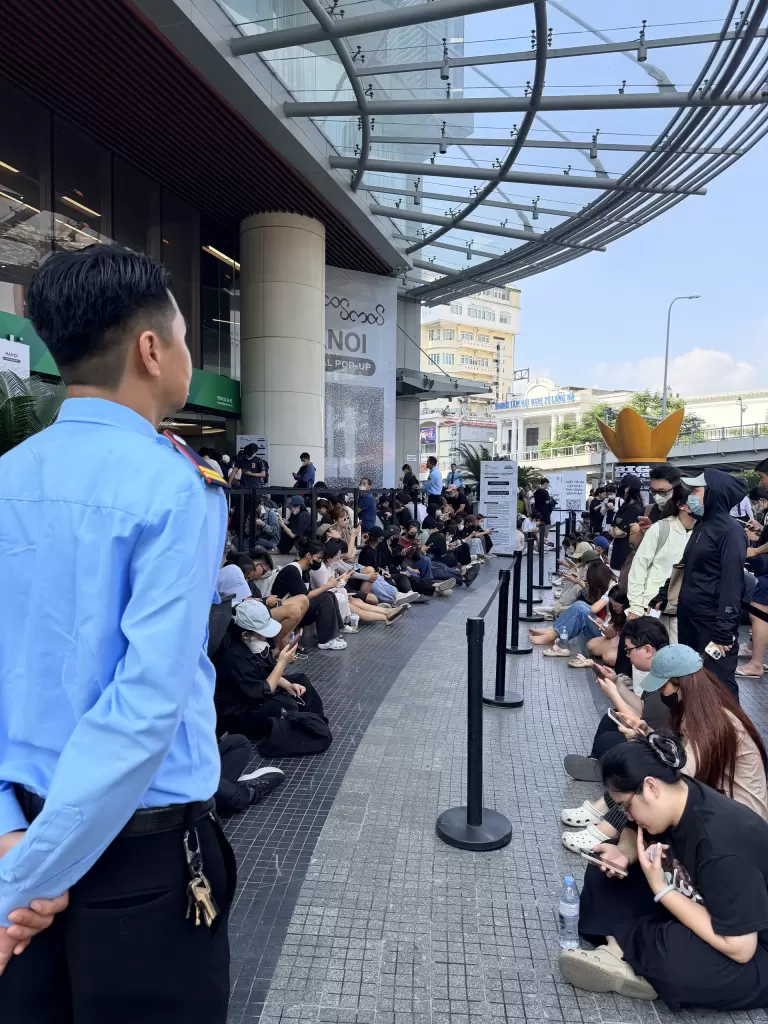 年轻人不顾炎热排队等候购买BIGBANG演唱会周边