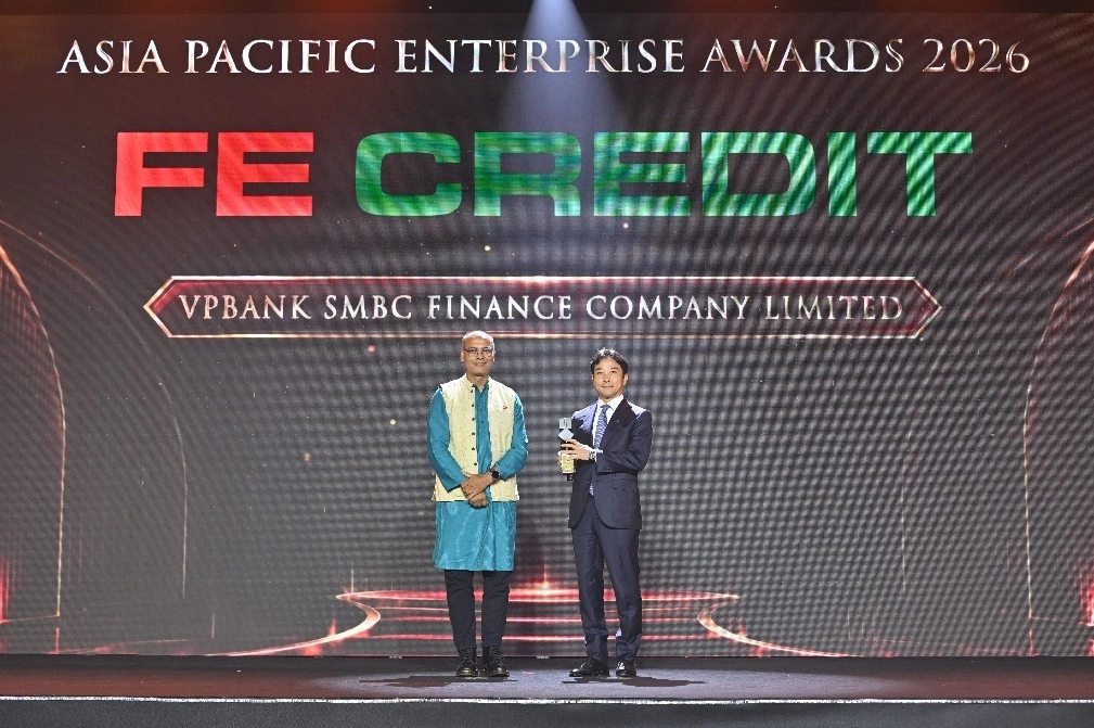 FE Credit代表在APEA 2026领取亚洲卓越企业奖。