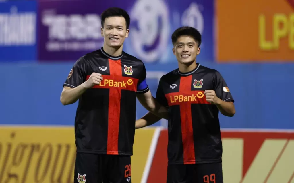 宁平主场4比3绝杀HAGL，十人应战仍取胜