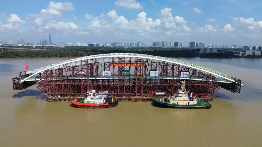 胡志明市西贡河步行桥3400吨钢拱主跨拖航通过富美桥 · 报道配图
