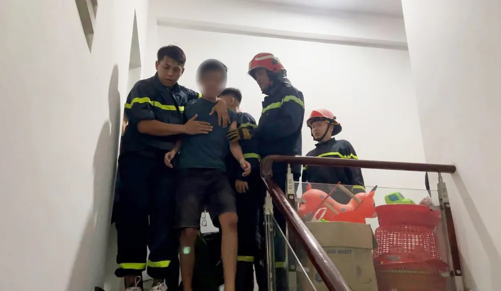 消防警察干部受伤仍坚持救人