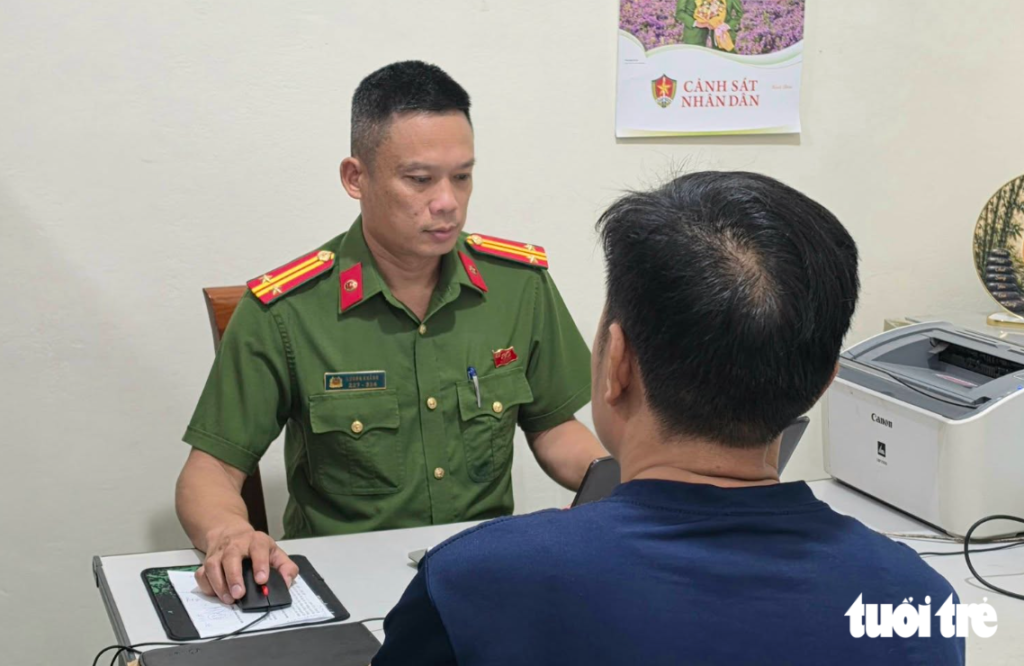 警方与在路边倒垃圾的汽车司机进行工作