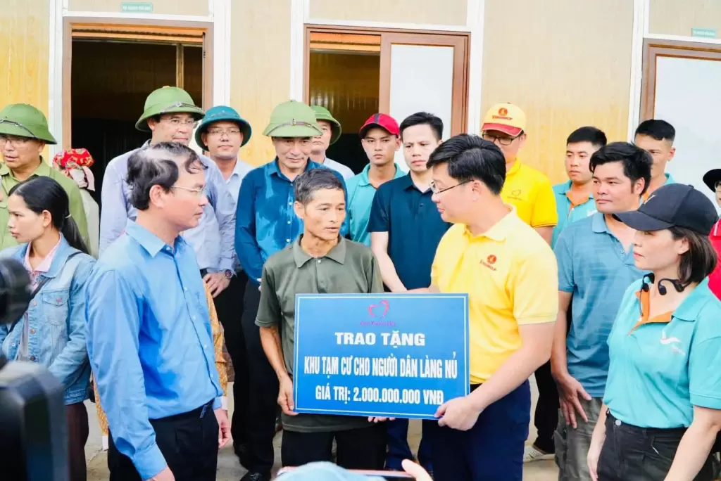 善心基金会代表看望受灾民众