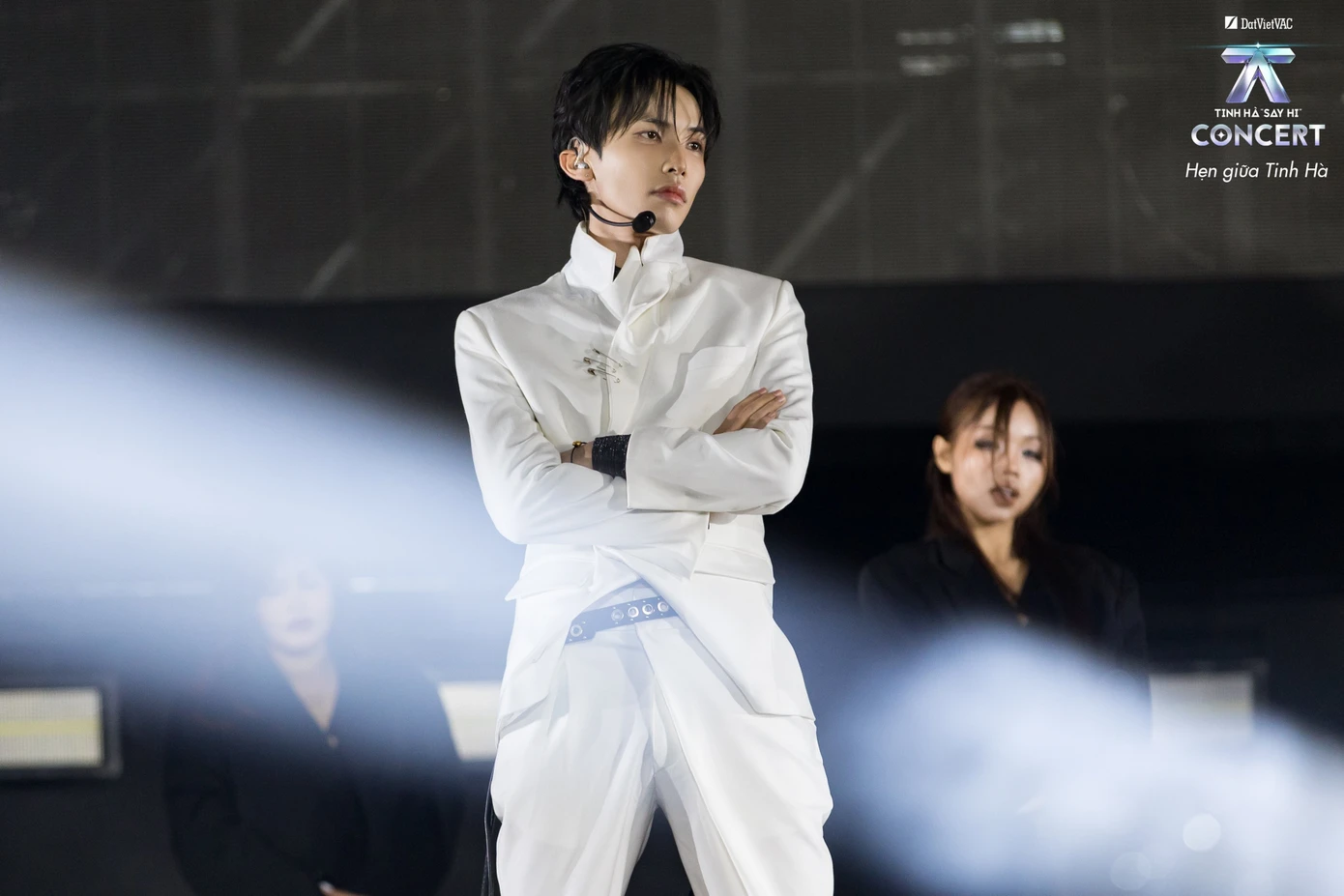BIGBANG河内演唱会周边开售 粉丝排长队抢购 · 报道配图