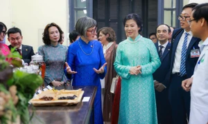 苏林总书记、国家主席夫人与瑞士总统夫人参观药科大学