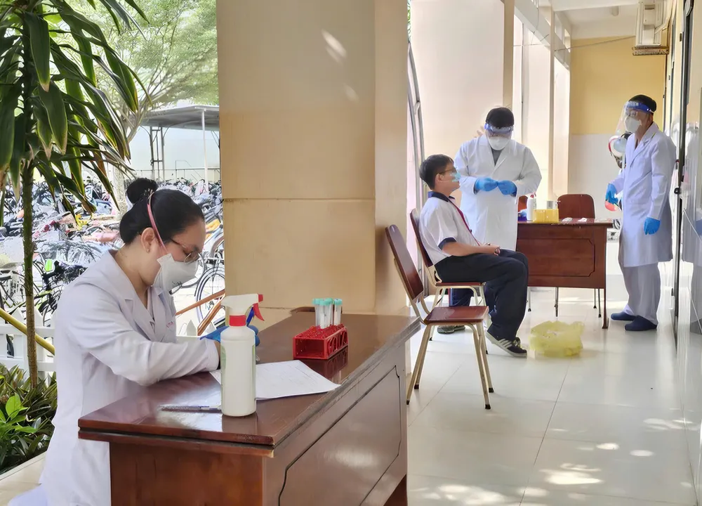 医务人员在二征夫人初中学校（协福乡）采集监测样本