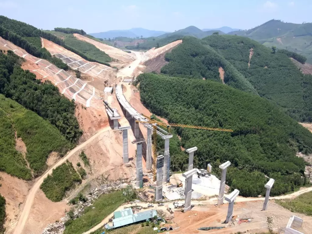 越南建设部要求庆和-邦美蜀高速2026年完工不延期 · 报道配图