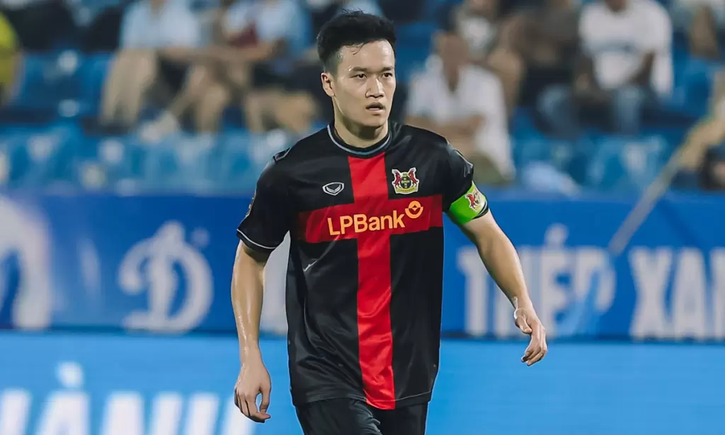 宁平主场4比3绝杀HAGL，少打一人仍取胜