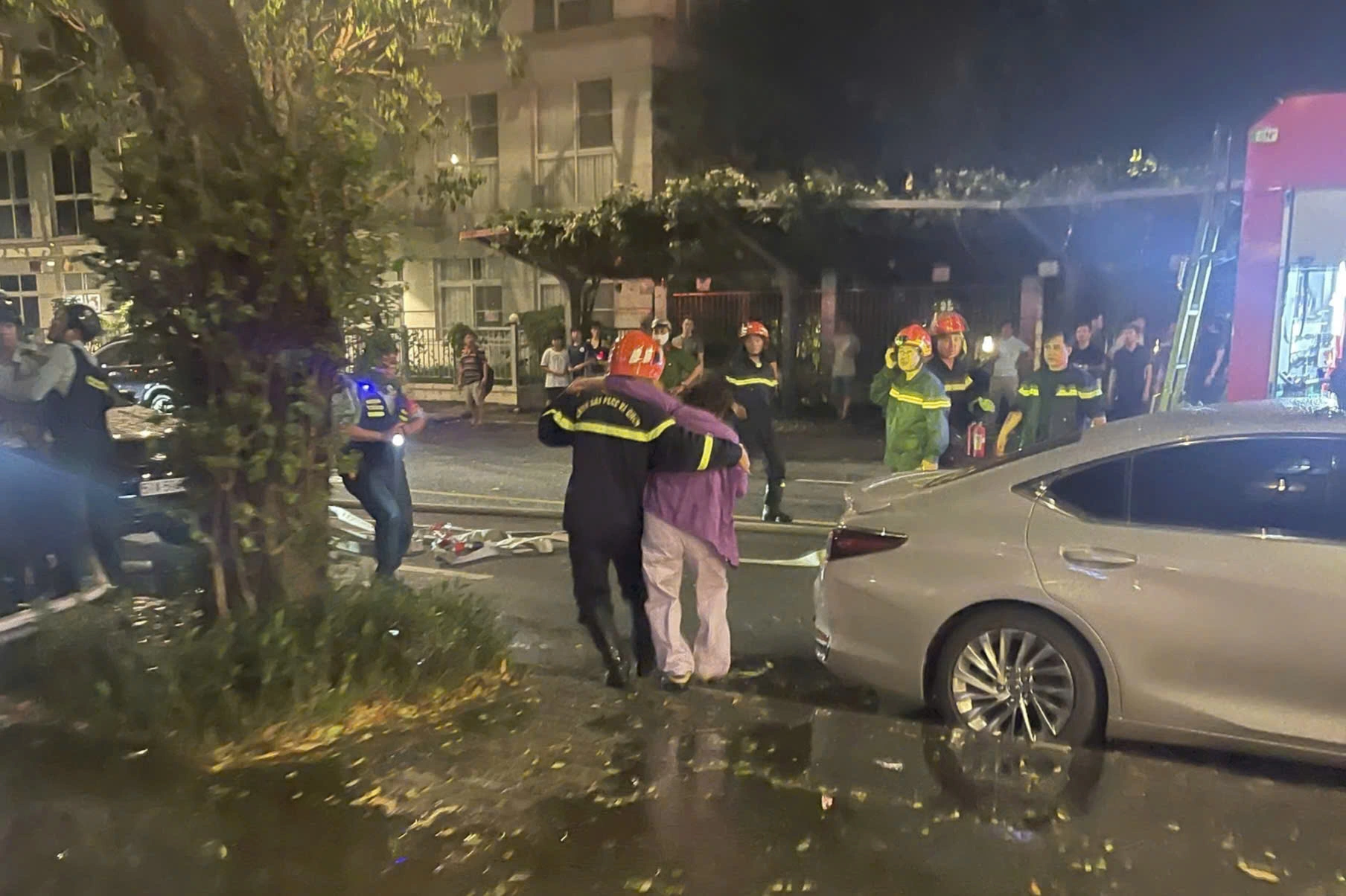 警方協助老人安全下樓