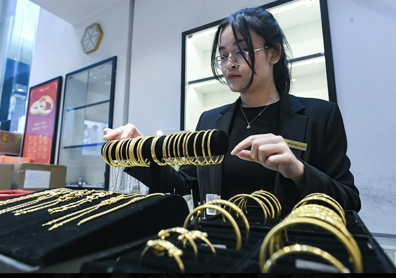 越南金价回落，SJC金条买入者一周每两亏420万越盾 · 报道配图