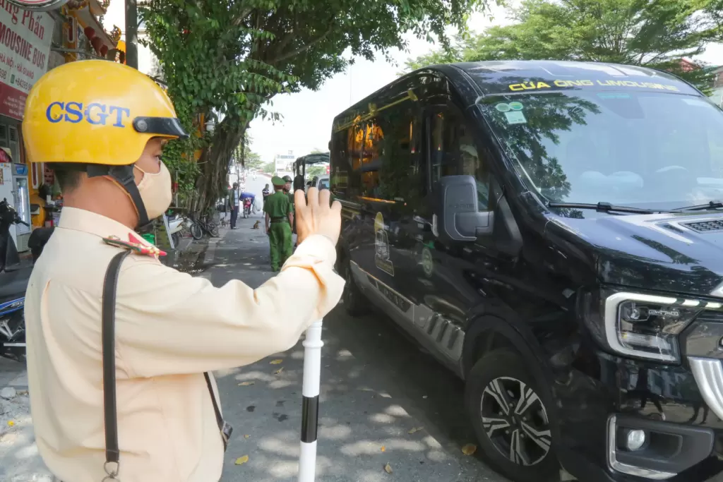 河内古街整治违规停车 警方要求停车场与商户签承诺书 · 报道配图