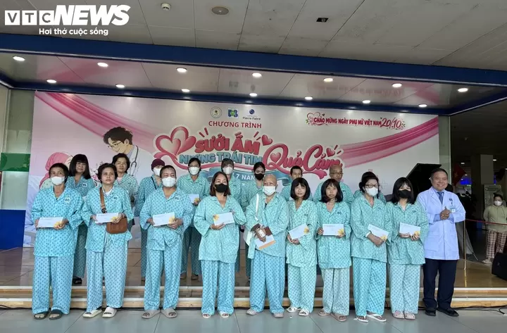 胡志明市肿瘤医院向女患者捐赠假发并发放慰问金 · 报道配图
