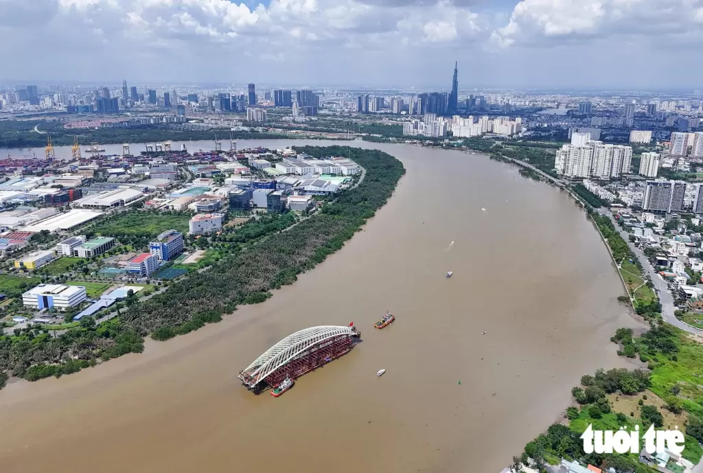 3400吨步行桥跨正经过新顺出口加工区,预计13时30分抵达芽龙码头
