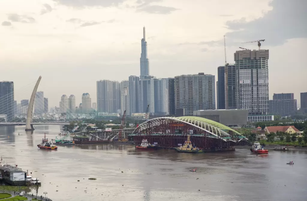西贡河步行桥主跨段抵达白藤码头