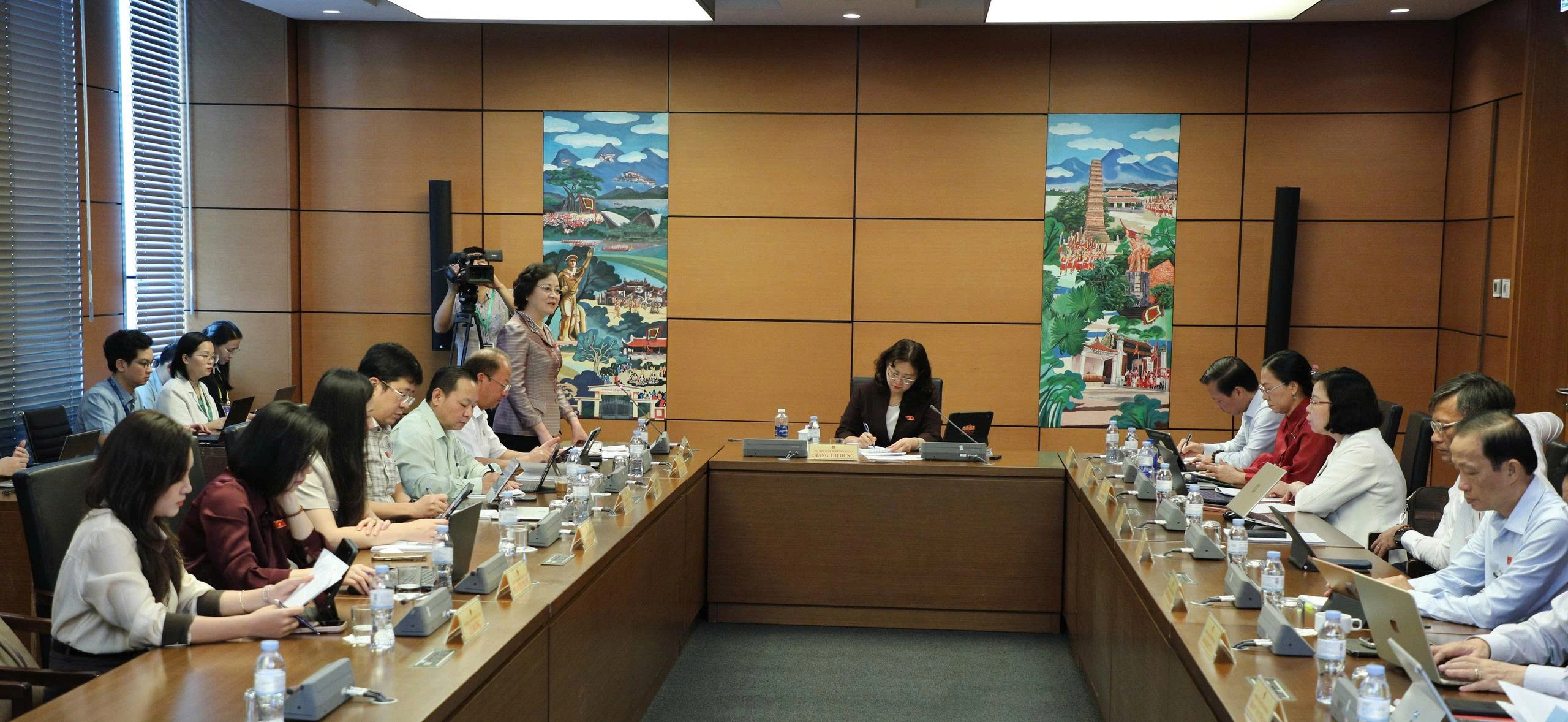 越南副总理称精简学校逾五成、行政手续费用减53% · 报道配图