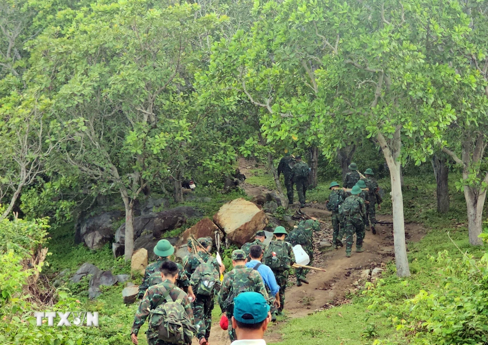 战士们登山前往700高地收殓烈士遗骸