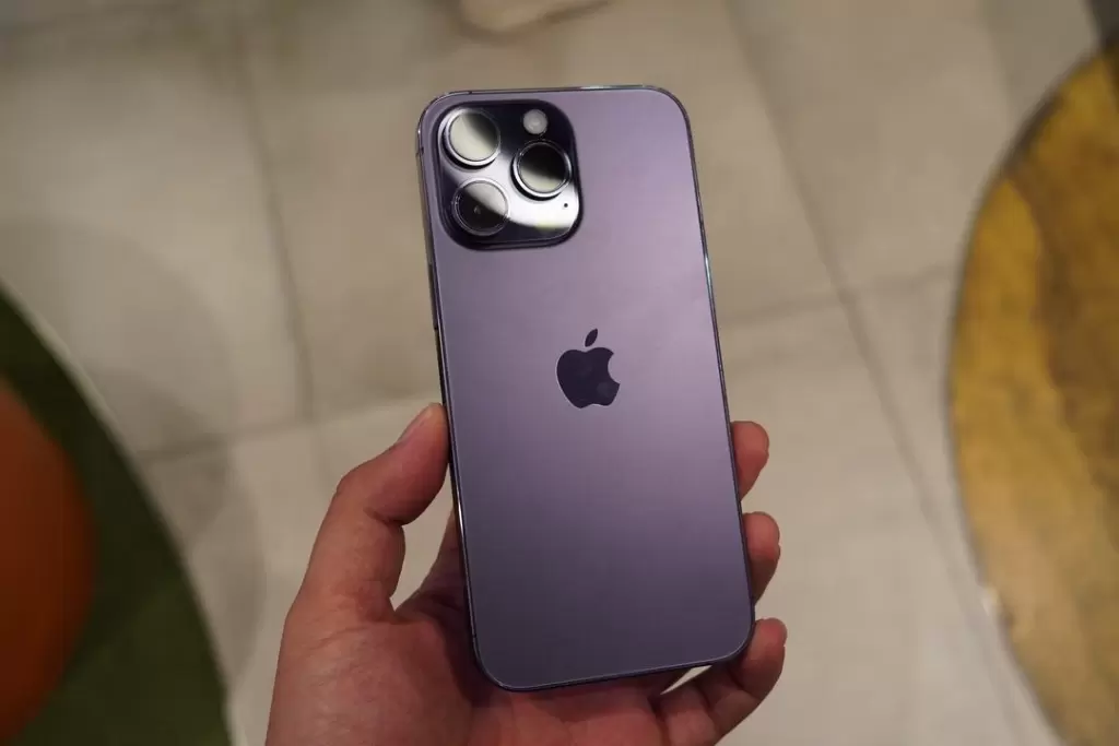 越南二手iPhone 13与14 Pro Max较首发价跌逾2000万越南盾 · 报道配图