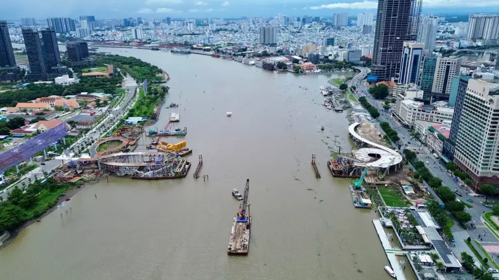 西贡河步行桥3400吨钢拱跨段拖航抵岸待合龙 · 报道配图