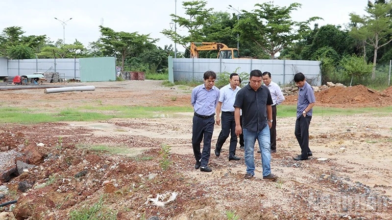 盘石坊党委工作组实地检查建筑废料倾倒情况