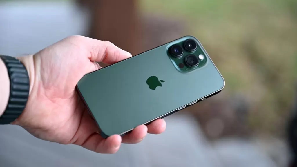 越南二手iPhone 13与14 Pro Max较首发价跌逾2000万越南盾 · 报道配图