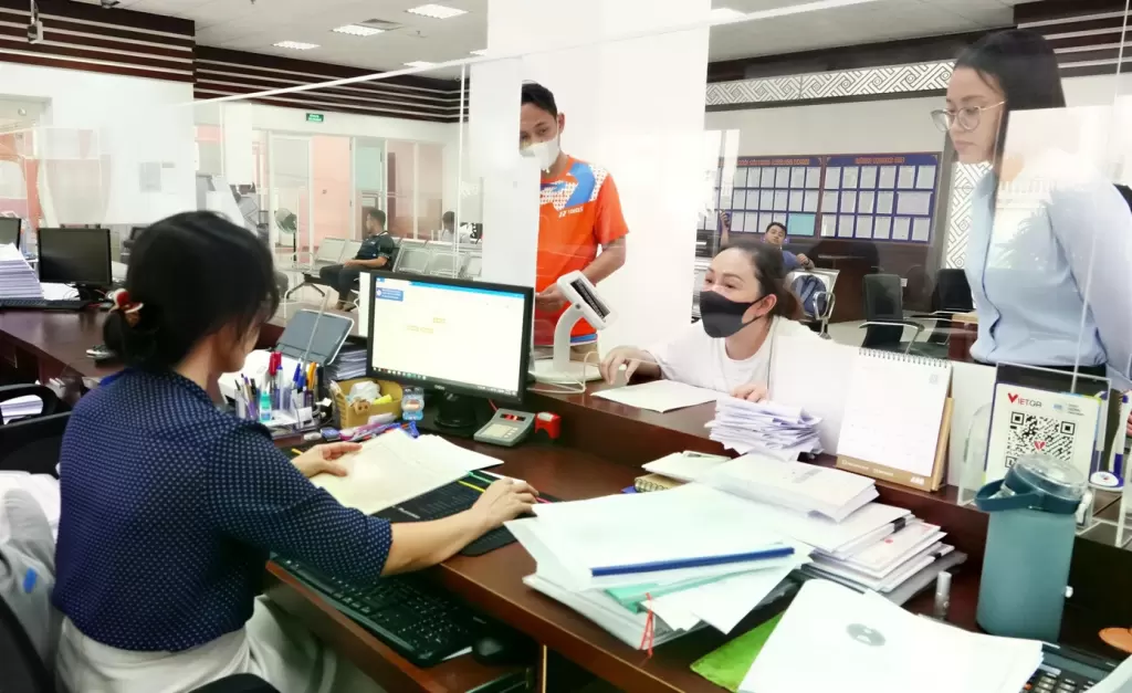 越共政治局要求2026年建成统一岗位数据库,薪酬与岗位挂钩 · 报道配图