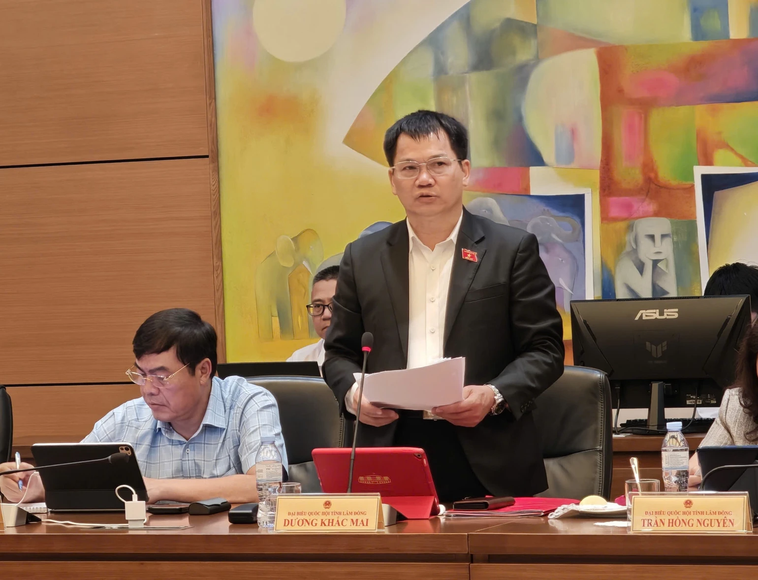 越南国会分组讨论经济社会与预算，代表吁疏通信贷与能源瓶颈 · 报道配图