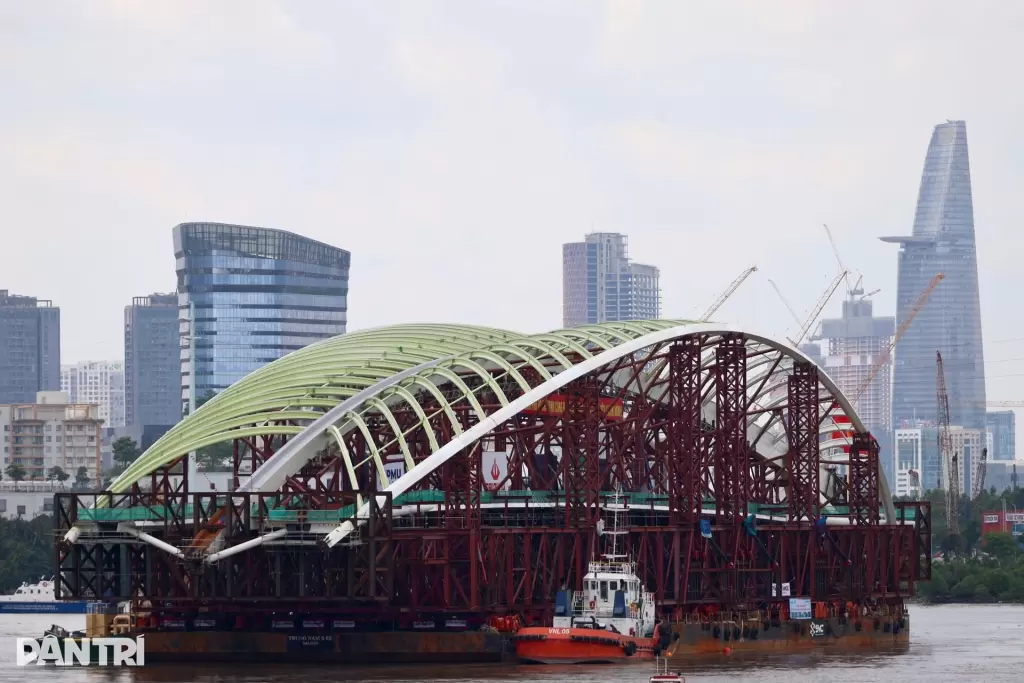 胡志明市西贡河步行桥钢拱凌晨合龙 · 报道配图